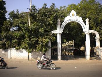 રાજકોટ: પીડી માલવીયા કૉલેજ બોગસ વીલ મામલે આરોપીઓએ ક્રાઈમ બ્રાંચ સામે કરી કબૂલાત Rajkot P D Malaviya College Metter રાજકોટ: પીડી માલવીયા કૉલેજ બોગસ વીલ મામલે આરોપીઓએ ક્રાઈમ બ્રાંચ સામે કરી કબૂલાત