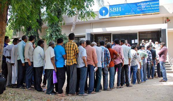 નવી દિલ્લીઃ કેન્દ્રની સરકાર દ્ધારા 500 અને 1000ની જૂની નોટ પર પ્રતિબંધ લગાવ્યાના 10 દિવસ બાદ પણ સ્થિતિ એવીને એવી જ રહી છે. આજે પણ બેન્કો આગળ લોકોની લાઇનમાં ઘટાડો થયો નથી. એક રિપોર્ટ પ્રમાણે, વાસ્તવમાં આ યોજના 17 નવેમ્બરના રોજ જાહેર થવાની હતી પરંતુ તે અગાઉ જ 2000 રૂપિયાની નવી નોટની તસવીરો સોશિયલ મીડિયા પર વાયરલ થઇ જતાં મોદી સરકારે આ યોજના 8 નવેમ્બરે જ જાહેરાત કરવી પડી. આરબીઆઈ તરફથી બેંકોને લખવામાં આવેલો લેટર આ વાતનો ઈશારો કરે છે.