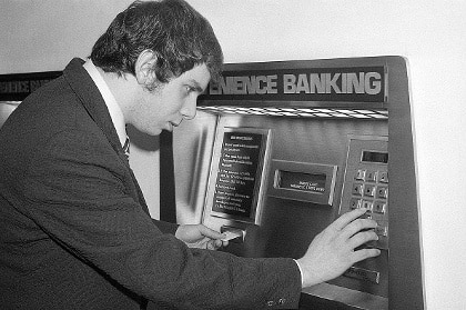 ચોંકાવનારી વાત એ છે કે ATMના વિકાસમાં એન્જિનિયર ડે લા રૂઇનું પણ મહત્વપૂર્ણ યોગદાન રહ્યું છે. તમને જાણીને આશ્વર્ય થશે કે જૉન શેપર્ડનો જન્મ 23 જૂન,1925ના રોજ બ્રિટિશ શાસિત ભારતમાં થયો હતો. તેઓ પૂર્વોત્તર રાજ્ય અસમના શિલાંગ અને હાલના મેઘાલયના શિલાંગમાં જન્મ્યા હતા. તેના સ્કોટિશ પિતા વિલફ્રિડ બેરન ચીફ એન્જિનિયર હતા. જોને જ એટીએમનો પિન નંબર શોધ્યો હતો. તેનો પ્રયોગ 27 જૂન, 1967માં લંડનમાં બાર્કેલે બેન્કે કર્યો હતો. જૉનનું મૃત્યુ 15,મે 2010ના રોજ થયુ હતું. 