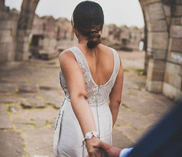 અમદાવાદઃ ગુજરાતના એનકાઉન્ટર સ્પેશિયાલિસ્ટ અને પૂર્વ આઇપીએસ અફિસર ડી.જી વણઝારા પુત્ર પૃથ્વીરાજ સિંહ વણઝારાના લગ્ન વડોદરાના રહેનાર પારુલ દમાની સાથે નક્કી થયા છે. 25 નવેમ્બરે બંનેના લગ્ન છે. આ પહેલા પૃથ્વીરાજ સિંહ વણઝારાએ રૉયલ સ્ટાઇલમાં પોતાની થનાર પત્ની સાથે પ્રી વેડિંગ ફોટો શૂટ કરાવ્યું હતું.