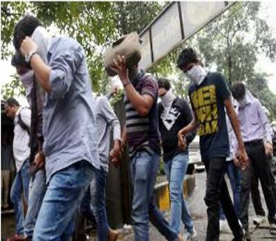 પોલીસ પૂછપરછમાં પ્રિતેશ જોષી ડાયલર અને ક્લોઝર આપરેટર તરીકે અંગ્રેજી ભાષામાં પ્રભુત્વ ધરાવતા ભાડુતી માણસો રાખીને ઉપરોક્ત ઓફિસમાં ગેરકાયદે કોલ સેન્ટર ચલાવતા હતા. તેઓ અમેરિકામાં ઓન લાઇન લીડ લોન હોલ્ડરનો સંપર્ક કરીને તથા સંપર્ક કરાવીને તેઓને હોલમાર્ક તથા અન્ય કંપનીમાંથી ગ્રીન-રીલોડ કાર્ડ દ્વારા તેમજ લોન હોલ્ડરોના પ્રિપ્રેઇડ રિલોડ કાર્ડ સ્ટોર્સમાંથી ખરીદી કરાવી તેના નંબર દ્વારા નાણાં ચેકથી ભરાવીને રૃપિયા નરોડા ખાતે રહેતો વિકાસ ઉપાધ્યાય નામનો શખ્સ હલાવા દ્વારા મેળવી લેતો હતો.