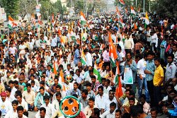 હવે કોંગ્રેસે જાહેરાત કરી છે કે પોતે સત્તામાં આવશે તો રાજ્યના શિક્ષિત બેરોજગારોને નોકરી ના મળે ત્યાં સુધી બેરોજગારી ભથ્થું અપાશે. કોંગ્રેસે જાહેરાત કરી છે કે ધોરણ 12 સુધી ભણેલા શિક્ષિત બેરોજગારને નોકરી ન મળે ત્યાં સુધી માસિક રૂ. 3 હજાર, ગ્રેજ્યુએટને માસિક રૂ. 3500 અને પોસ્ટ ગ્રેજ્યુએટ યુવાનને માસિક રૂ. 4 હજારનું ભથ્થુ આપવમાં આવશે.