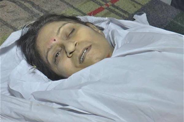 કાર્યક્રમના સમાપન બાદ હરિભક્તો ઘરે પરત ફરી રહ્યાં હતાં તે સમયે નર્મદા પાર્કનો લાકડાનો બ્રીજ લોકોના વઘુ ધસારાને કારણે તૂટી પડ્યો હતો. આ બ્રિજ સાંજે લગભગ 8 વાગ્યાની આસપાસ તૂટી પડ્યો હતો. બ્રિજ તુટતાની સાથે બે મહિલા સહિત 5 લોકો 12 ફૂટથી વધુ ઉંચાઇએથી નીચે પટકાયા હતાં. જેમાં બે મહિલાના મોત થયા હતા. 