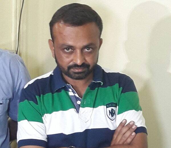 રાજકોટના બે શખ્સોએ 40 ટકા કમિશનના બદલામાં જૂની નોટોના બદલામાં નવું ચલણ આપવાની તૈયારી બતાવતાં કલોલા રાજકોટ આવ્યો હતો. પોલીસને અગાઉથી આ વાતની બાતમી મળી ગઈ હતી. પોલીસે રૈયા રોડ પર ટોપલેન્ડ રેસિડેન્સી પાસે વોચ ગોઠવતાં કલોલા ઝડપાઈ ગયો હતો.