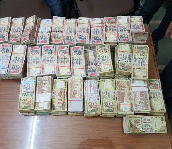 કલોલા ગોંડલમાં ઉમિયા ટ્રાન્સપોર્ટ કંપની ધરાવે છે તેમજ ગોંડલમાં ટાયરનો શોરૂમ અને માર્કેટિંગ યાર્ડમાં પેઢી છે. ગોંડલની ડેકોરાસિટીમાં રહેતા કલોલા અને તેની પત્નીની માલિકીની 10 ટ્રકો છે.મોટી રકમનો નિકાલ કરવા તે પ્રયાસ કરતો હતો ત્યારે રાજકોટના રજની પંડ્યા અને ગૌતમ પંડ્યાનો સંપર્ક થયો હતો. 