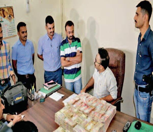 રદ થયેલી નોટો મળી આવતા પોલીસે આ અંગે જાણ કરતા ઇન્કમટેક્સ વિભાગના અધિકારીઓ પોલીસ સ્ટેશને દોડી ગયા હતા અને સતિષની પૂછપરછ શરૂ કરી હતી. કબજે થયેલી નોટો કાળું નાણું હતું કે અન્ય કોની નોટો બદલવા સતિષ રાજકોટ આવ્યો હતો તે અંગે પણ તપાસ શરૂ કરવામાં આવી છે.