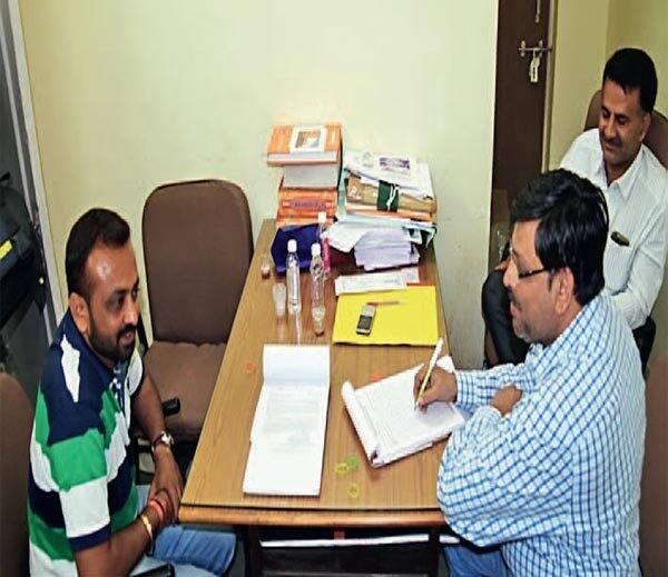 પોલીસે રજની અને ગૌતમ પંડ્યાની શોધખોળ શરૂ કરી છે. આ બંને શખ્સ પાસે નવું ચલણ કયાંથી આવ્યું, કયા ધંધા સાથે જોડાયેલા છે તેની સાથે અન્ય કોઇની સંડોવણી છે કે કેમ સહિતના મુદ્દે પોલીસે તપાસ શરૂ કરી છે. આ બંનેએ બીજો કોઈને પણ આ રીતે નોટો બદલી આપી છે કે કેમ તેની પણ તપાસ થશે.