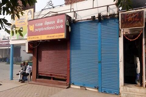 નવી દિલ્હીઃ કેન્દ્ર સરકા દ્વારા 500 અને 1000 રૂપિયાની નોટ રદ્દ કર્યાના 12 દિવસથી વધારે સમય થઈ ગયો છે. પરંતુ અત્યાર સુધી દેશના 202000 એટીએમમાંથી માત્ર 22500 જ નવી નોટ માટે તૈયાર થઈ શક્યા છે. એટીએમને રી કેલિબરેટ કરવાની ધીમી ગતિએ લોકોની મુશ્કેલી વધારી દીધી છે. જોકે તેની પાછળનું ખરેખર કારણ કંઈક અન્ય જ છે.