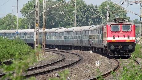 કઇ ટ્રેન સુપરફાસ્ટ થઇઃ સૌરાષ્ટ્ર મેલ, બાંદ્રા ટર્મિનસ-દિલ્હી રોહિલા, ગાંધીધામ મેલ, ગુજરાત મેલ, કચ્છ એક્સપ્રેસ, સોમનાથ એક્સપ્રેસ, સુરત ઇન્ટરસિટી, હાપા ઇન્ટરસિટી, ભાવનગર એકસપ્રેસ-મેલ, ભગત કી કોઠી, અમદાવાદ-અલ્હાબાદ, ઓખા-વારાણસી, સુરત-ભાગલપુર.