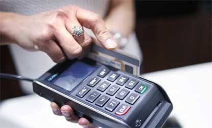 જણાવીએ કે, 14 નવેમ્બરના રોજ આરબીઆઈએ આ રાહત ચાલા ખાતાધારકોને આપી હતી. આર્થિક મામલાના સચિવ શક્તિકાંત દાસે હાલમાં જ તેની જાહેરાત કરી હતી કે ઓછામાં ઓછા ત્રણ મહિના જૂના ચાલુ ખાતાધારક માટે રોકડ ઉપાડની મર્યાદા પ્રતિ સપ્તાહ 50 હજાર રૂપિયા કરવામાં આવી છે. ચાલુ ખાતું એવા પ્રકારનું ખાતું છે જે વેપારીઓને દરરોજની જરૂરિયાને ધ્યાનમાં રાખીને સુવિધાજનક છે. તેમાં એક દિવસમાં થતા ટ્રાન્ઝેક્શનની સંખ્યા મર્યાદિત નથી હોતી.