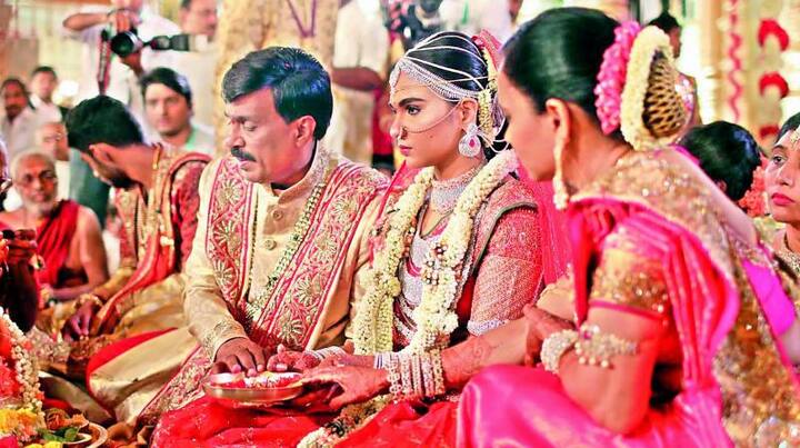 નોટબંધીના કારણે પોતાની દિકરીના લગ્નમાં 500 કરોડ ખર્ચો કરીને રેડ્ડી ચર્ચામાં છે. 