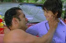 10 વર્ષ પછી પોતાના On Screen દિકરાને મળ્યો સલમાન ખાન, જુઓ તસવીરો