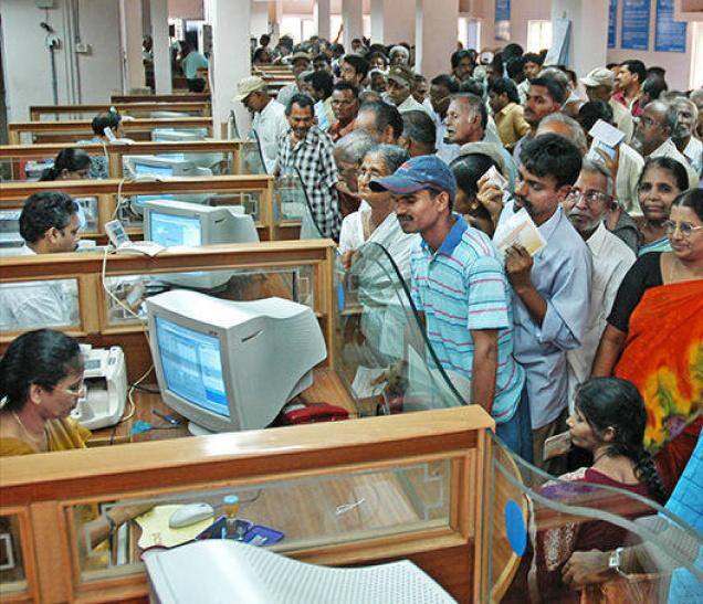 People Inline Because Of Coupon To Getting Rupee અમદાવાદઃ અહીં લોકો રૂપિયા માટે નહી પણ ટોકન માટે ઉભા રહે છે લાઇનમાં