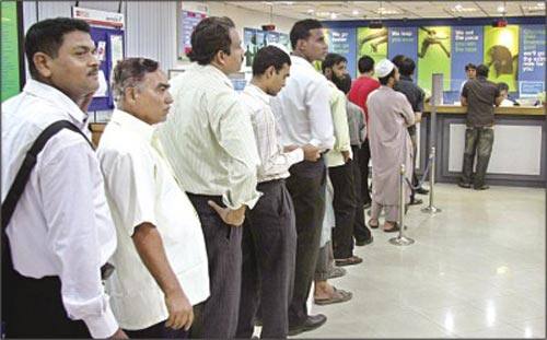 આ રૂપિયા ઉપાડવા માટે જેના લગ્ન હોય તે યુવક કે યુવતી અને તેના માતા-પિતાએ બેંકમાં રૂબરૂ જવું પડશે. આરબીઆઇએ બેંકોને કહ્યું છે કે તે નાણા ઉપાડવા આવતા વધુમાં વધુ લોકોને કેશલેસ પેમેન્ટ માટે પ્રોત્સાહિત કરે.