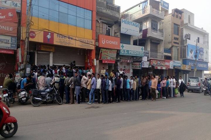 નિવેદનમાં કહેવામાં આવ્યું છે કે, આ દરમિયાન લોકોએ પોતાના ખાતા અથવા એટીએમથી 1,03,316 કરોડ રૂપિયા ઉપાડ્યા છે. નોટબંધીની જાહેરાત બાદ 10 નવેમ્બરના રોજ બેંક ખુલી હતી. તે દિવસથી લઈને આજ સુધી બેંકમાં લાંબી લાઈનો જોવા મળી રહી છે. લોકો નોટ બદલવા અથવા જમા કરાવવા માટે બેંકો અને પોસ્ટ ઓફિસના ચક્કર કાપી રહ્યા છે. એટીએમ પર પણ લાંબી લાંબી લાઈનો જોવા મળી રહી છે.