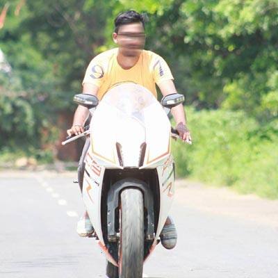 અમદાવાદ શહેરના ચાંદખેડા વિસ્તારમાં આંતરરાષ્ટ્રીય કોલ સેન્ટર ધમધમી રહ્યું હતું, તેના પર ડીસીપી ઝોન 2 દ્વારા રેડ કરવામાં આવી હતી અને હવે તપાસ ક્રાઇમબ્રાંચને સોંપાઇ છે. જેમાં અનેક ખુલાસા થયા છે ત્યારે પોલીસે હવે કોલ સેન્ટરમાં ફાયનાન્સ કરનાર સગીર યુવકના દોઢ કરોડની કારમાં બેઠેલો ફોટો જે પોલીસને મળ્યો છે તે અંગે સાયબર સેલની મદદ લઈને તપાસ કરવામાં આવી રહી છે. તો બીજી તરફ તમામ આરોપીઓના મોબાઈલ નંબર મેળવી તેના સીડીઆર મેળવવા કવાયત શરુ કરી છે.