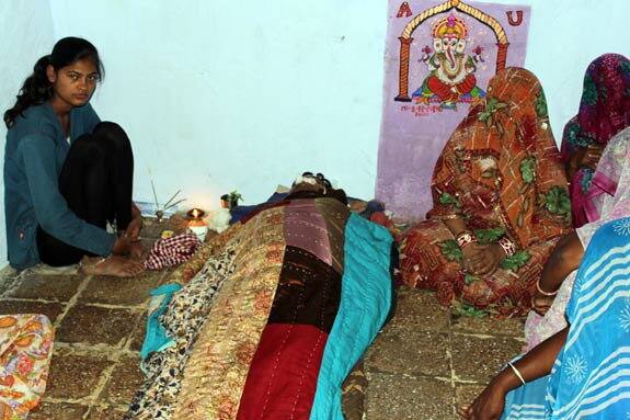 આ અંગેની વિગત એવી છે કે, રાજકોટના આજી વસાહત સ્થિત ખોડિયારનગર-2માં રહેતા ત્રિભોવનભાઇ નાથાભાઇ સોલંકી(ઉ.વ.45)એ પોતાના ઘરમાં જ ગળેફાંસો ખાઇ આપઘાત કરી લીધો હતો. આ આપઘાત અંગે પરિવારજનોએ જણાવ્યું હતું કે, ત્રિભોવનભાઈનું ઇન્ડિયન ઓવરસીઝ બેંકમાં ખાતું છે. આવતા મહિને તેમની દીકરીના લગ્ન હોવાથી તેઓ અનેકવાર પૈસા બદલાવા ગયા પરંતુ તેનો વારો જ આવ્યો નહોતો, જેને કારણે પૈસા પણ મળ્યા નહોતા.