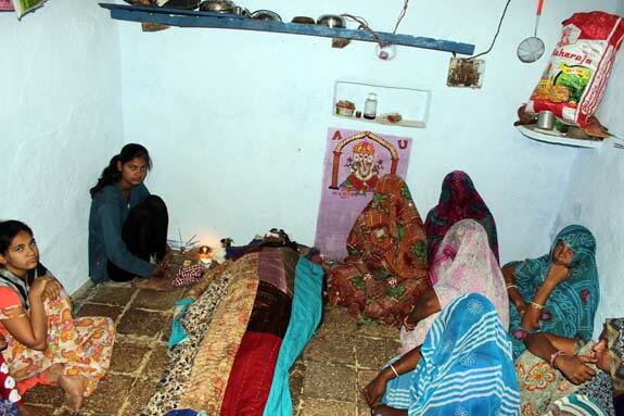 ત્રિભોવનભાઈની બીજી દીકરી આરતીના આગામી 9 ડિસેમ્બરના રોજ લગ્ન હોય, સુરેન્દ્રનગરથી જાન આવવાની હતી. અત્યારે લગ્નની કંકોત્રી પણ છપાઇ ગઈ છે. એટલું જ નહીં, આવતા રવિવારે લગ્ન પણ લખવાના હતા. જોકે, ત્રિભોવનભાઈએ આપઘાત કરી લેતા પરિવાર પર આભ ફાટ્યું છે.