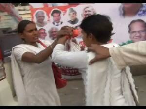 તેને આનંદ ભવન ગેટ પાસેથી ભલે દૂર હટાવી દેવામાં આવી હોય, પરંતું તે કૉંગ્રેસના સેવાદળનો પોતાના ઓળખ પત્ર સાથે રસ્તા પર ઉભી રહી ગઇ હતી. ત્યાર બાદ તેને કૉંગ્રેસના કાર્યકર્તાઓએ ત્યાંથી પણ ધક્કા મારીને હટાવી દીધી હતી.