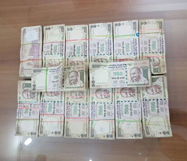 દરમિયાન આ અંગે ક્રાઇમબ્રાંચના પીઆઇ મહાવીરસિંહ વાઘેલાએ બાતમીના આધારે કાર અટકાવી જડતી લેતાં થેલામાંથી રૂ.500ના દરની 6200 ચલણી નોટ એટલે કે રૂ. 31 લાખ રોકડા મળી આવ્યા હતા. આ અંગે પોલીસે પૂછતાછ કરતાં તેણે કોઇ સ્પષ્ટતા કરી ન હતી. 