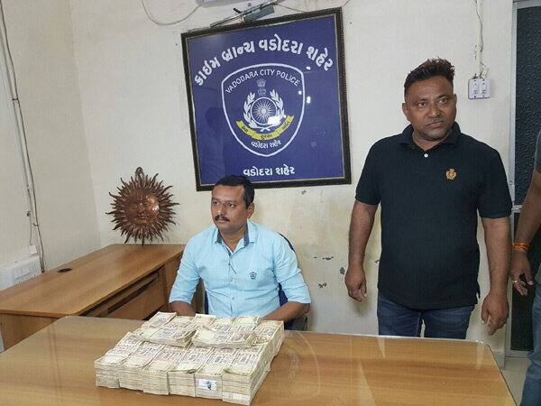 પૂછપરછ છતાં આ રૂપિયા અંગે અંગે કોઇ યોગ્ય જવાબ ન મળતાં કાર અને 31 લાખની ચલણી નોટો કબ્જે ક્રાઇમબ્રાંચે કરી અટકાયતી પગલાં ભર્યા હતા. પોલીસે આઇટી વિભાગને જાણ કરવાની કવાયત હાથ ધરી હતી. બાતમીના આધારે કારને અટકાવતા તેમાંથી વૈકુંઠ પવાર ઉર્ફે દબંગ નીકળ્યો હતો.