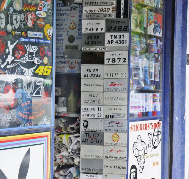 આ સૂચનાઓ મુજબ 1લી જાન્યુઆરી 2017થી વાહન માલિકોને એચએસઆરપી અને આર.સી. બુક એક જગ્યાએથી એટલે કે ડીલરને ત્યાં જ મળી રહેશે. નંબરપ્લેટ ફિટ કરાવ્યાવગર વાહન ડીલર્સ પ્રિમાઈસિસમાંથી બહાર નીકળી શકશે નહીં. તેના માટે ડીલરને ત્યાં જ જરૂરી ઈક્વિપમેન્ટ અને મેનપાવરની વ્યવસ્થા કરવામાં આવશે. આ વ્યવસ્થાને કારણે આર.સી. બુક તૈયાર કરવાનો બેકલોગ ઘટશે.