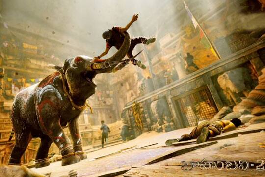 આ લીક થયેલો વીડિયો ફિલ્મના નિર્માતાઓ પૈકીના એક શોબુ યાર્લાગડ્ડુના મોબાઈલ પર વોટ્સએપ દ્વારા આવ્યો અને તે આઘાત પામી ગયા. તેમણે તરત જ પોલીસ ફરિયાદ કરી અને આ કૃત્ય કોણે કર્યું છે તેની તપાસ કરવા સ્ટુડિયોમાં પણ ફરમાન કરતાં ક્રિષ્ણા ઝડપાઈ ગયો.