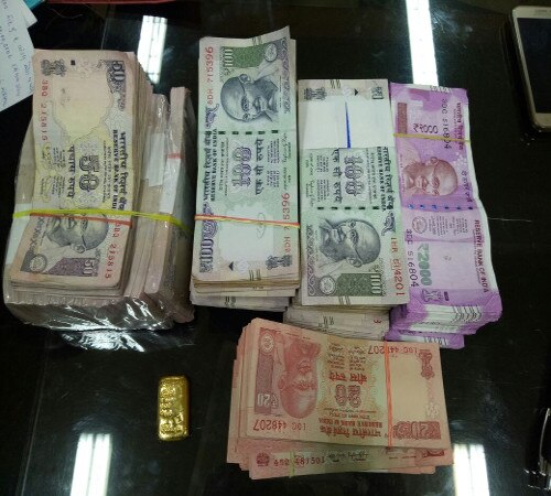 12 Lakh Rupee With 3 People Arrested Found 2000 Note 12 લાખ રૂપિયા રોકડા સાથે ત્રણની ધરપકડ, અધધધ... મળી 2000 રૂપિયાની નોટ