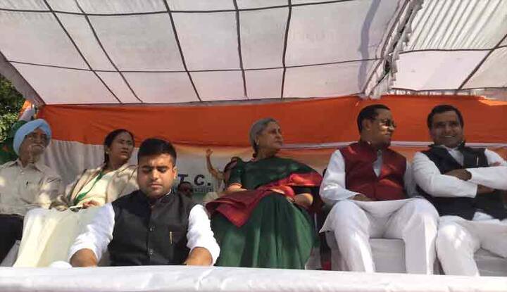 અમિતાભ બચ્ચને ટ્વીટ કરીને સરકારના આ નિર્ણયને આવકાર્યો હતો. અને એશ્વર્યા રાયે પણ તેનું સમર્થન કર્યું હતું. પરંતુ આ તસ્વીર જોયા બાદ એ સ્પષ્ટ થઇ ગયું છે કે, જયા બચ્ચની મત આ મામલે શું છે. 