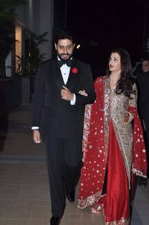 PICS: પતિ સાથે આ અવતારમાં જોવા મળી એશ, રેડ ડ્રેસમાં લાગી Gorgeous! 