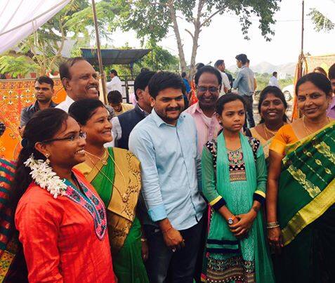 હાર્દિકે ચીમકી આપી છે કે તેમનું આંદોલન પાટીદાર સમાજના હિત માટે છે અને સમાજને તોડવા કે લોલીપોપ આપવાનો પ્રયાશ થશે તો જાન્યુઆરીમાં દંગલ ખેલાશે. હાર્દિકને હાઈકોર્ટે જામીન આપતી વખતે છ મહિના ગુજરાત બહાર રહેવાની શરત લાદી છે તે આવતા મહિને પૂરી થાય છે.