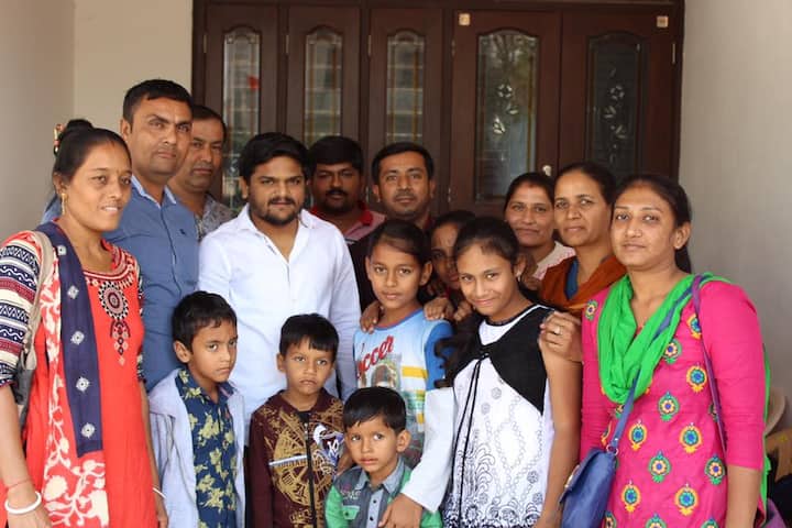 હાર્દિકે તેના ફેસબુક પેજ પર ચાર સવાલો મૂકીને લોકોના અભિપ્રાય માગ્યા છે. તેણે ‘ગુજરાત ભાજપ સરકાર સાથે ચર્ચાના મુદ્દા, આપ સહમત છો ? ’ એવો સવાલ કરીને ‘હા’ કે ‘ના’ એવો જવાબ માંગ્યો છે. સાથે સાથે હાર્દિક પટેલે ભાજપ સરકાર ચર્ચા માટેના ચાર મુદ્દા પણ આ પેજ પર મૂક્યા છે.