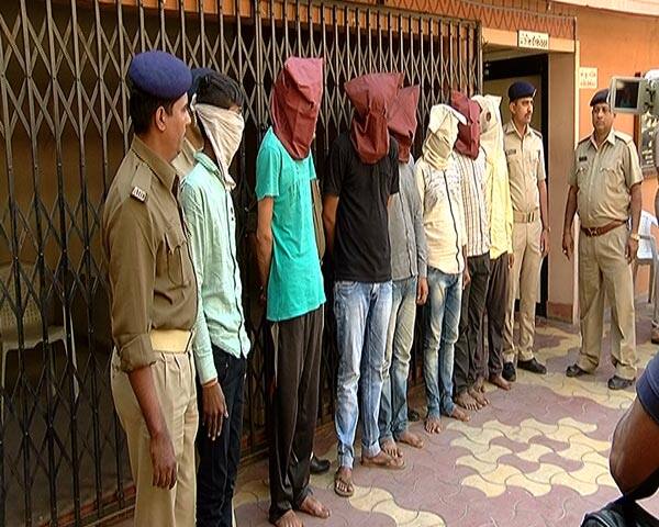 પોલીસે આ ગુનામાં કચરુલાલ પટેલ (દલાલ), કૌશિક પટેલ (દલાલ), સાગર પટેલ (ફાસ્ટ ફુડ સેન્ટરનો કર્મચારી), જય મોતીવાલા (રાય યુનિ.નો વિદ્યાર્થી), મયુર પટેલ (ફાસ્ટ ફુડ સેન્ટરનો માલિક), ધવલ પટેલ (ચલોડા) અને હિતેશ પટેલ (ચલોડા)ની ધરપકડ કરી 