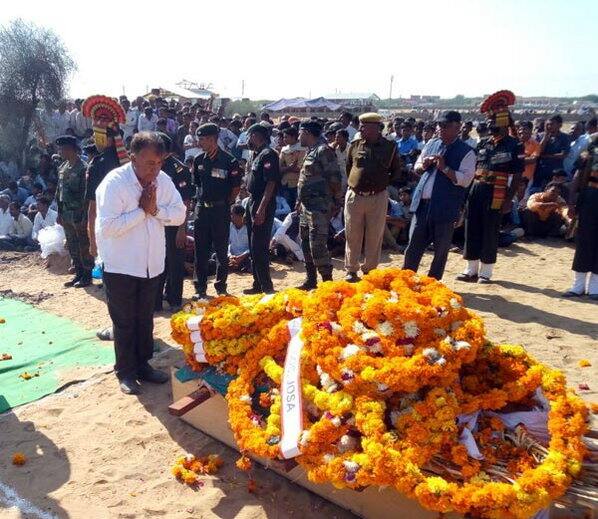 શુક્રવારે અક્ષય કુમારે શહીદના ભાઈ આઈદાન સિંહને ફોન કર્યો હતો. તેઓએ આઈદાન સિંહ અને શહીદની પત્ની સાથે વાત કરી. અક્ષયે તેમને મદદ કરી અને ખાતરી આપી કે ભવિષ્યમાં પણ હું આપના પરિવાર સાથે સંપર્કમાં રહીશ. અક્ષયે કહ્યું કે અમે રીલ લાઈફના હીરો છીએ પરંતુ નરપત સિંહજી જેવા શહીદ ખરેખર રીયલ લાઈફના હીરો છે.