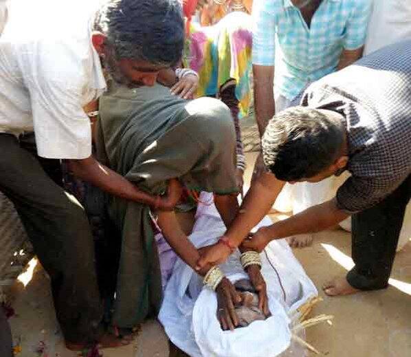 અક્ષય કુમારે આસામના ઉલ્ફા આતંકવાદીઓ સાથે થયેલા એન્કાઉન્ટર દરમિયાન શહીદ થયેલા જવાન નરપત સિંહના પરિવારને 9 લાખ રૂપિયાની મદદ કરી છે. શુક્રવારે અક્ષયે શહીદના ઘરે ફોન કર્યો હતો અને શહીદની પત્ની સાથે વાત કરીને તેમને સાંત્વન આપ્યું હતું. શહીદના ભાઈ આઈદાન સિંહ તથા ભોમસિંહે આ જાણકારી આપી છે.