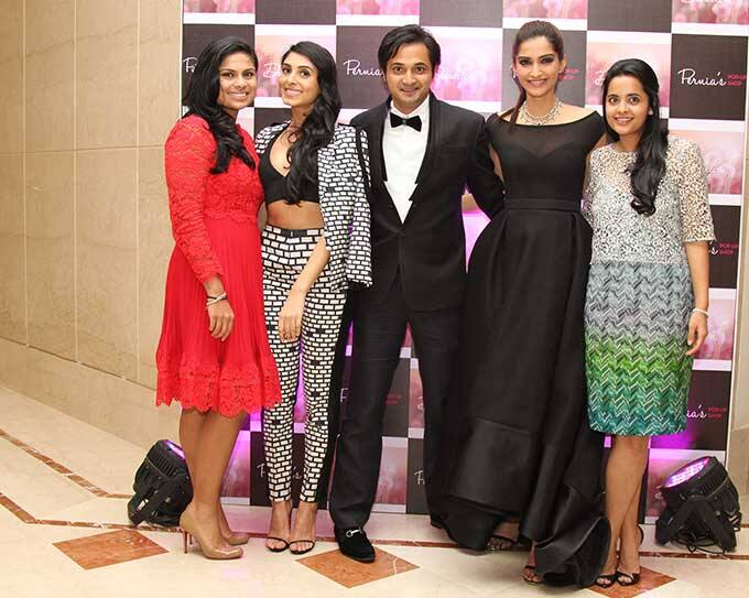 (જમણેથી) ઈશેતા, સોનમ કપૂર ઈવેંટમાં અન્ય મહેમાનો સાથે 