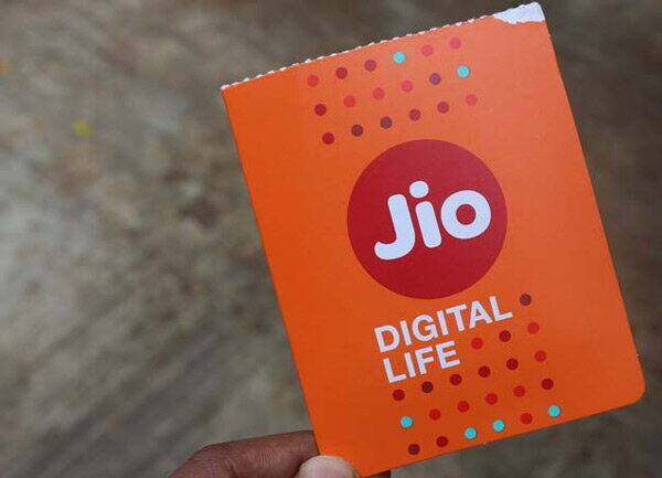 અનલિમિટેડ કોલિંગની આદત બગડીઃ અનલિમિટેડ ફ્રી કોલિંગને કારણે લોકોની આદત બગડી ગઈ છે. ઓફર ખતમ થયા બાદ તેનાથી નુકસાન થઈ શકે છે. ફોન પર વધારે સમય વિતાવી રહ્યા છે લોકોઃ બધુ જ ફ્રી હોવાને કારણે લોકો પોતાનો મોટાભાગનો સમય ફોન પર વિતાવી રહ્યા છે. કોલિંગ, ડાઉનલોડિંગમાં લોકો લાગેલા હોય છે.