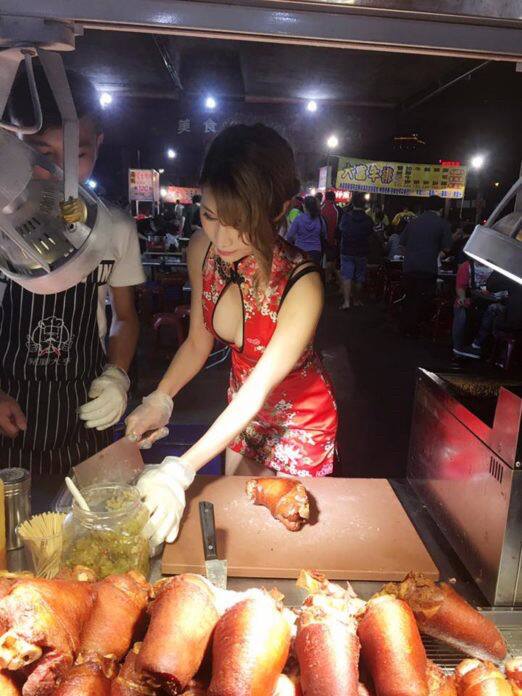 આ મોડલની ઉંમર 20 વર્ષની હોવાનું કહેવામાં આવે છે. જોકે, આ મોડલનું સાચુ નામ જાણી શકાયુ નથી. આ એક્સ મોડલના કહેવા પ્રમાણે, તે અગાઉ મોડલ હતી પરંતુ હવે ફ્રૂડ્સ વેચે છે.