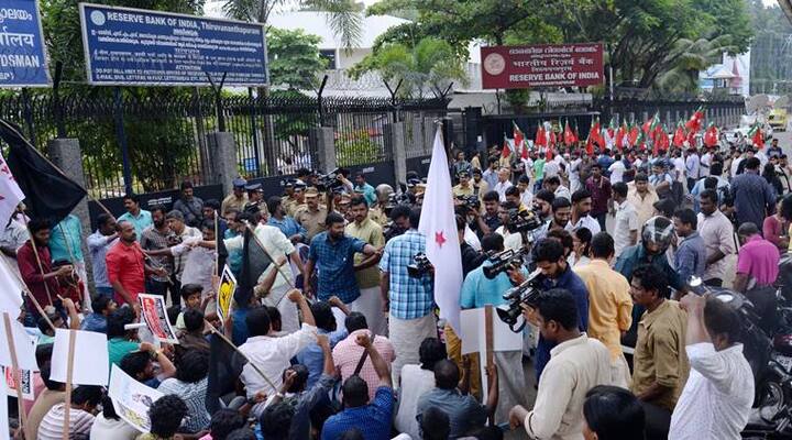 આ અંગે રિઝર્વ બેન્કે એવો દાવો કર્યો છે કે, બેંકિંગ સિસ્ટમમાં વધારે નાણાં ફરતાં થાય તે માટે તેણે હવે ઉપાડની મર્યાદા વધારતી નવી છૂટછાટ આપી છે.