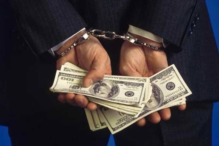 ઉપરાંતો કોર્ટે દોષિતો પર ૧૧.૯પ લાખનો દંડ પણ ફટકાર્યો છે. ત્રણ આરોપીઓને છોડી મુકવામાં આવ્યા છે જેમાં હર્ષદ મહેતાના એક વધુ કઝીન હિતેન મહેતા પણ છે. જે કૌભાંડ સમયે ૧૯ વર્ષનો હતો.