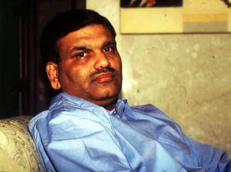 ૧૯૯રના સિકયુરીટી સ્કેમમાં એનએચબી, એસબીઆઇ અને અન્ય બેંકો તથા નાણાકીય સંસ્થાઓ સામેલ હતી. આ મામલો ૭૦૦ કરોડ રૂપિયાનો હતો. સીબીઆઇએ કહ્યુ છે કે બેંક ઓફિસરોએ ફંડ હર્ષદ મહેતાના ખાતામાં જમા કરાવ્યું હતું ત્યારે જણાવ્યુ હતુ કે, એસબીઆઇ પાસેથી સિકયુરીટી ખરીદી છે. એ વખતે નકલી દસ્તાવેજો સ્ટોક બ્રોકરોની મદદથી બનાવાયા હતા. આ વ્યવહાર માટે ૭૦૦ કરોડના ૧૦ ચેક ઇસ્યુ કરાવવામાં આવ્યા હતા.