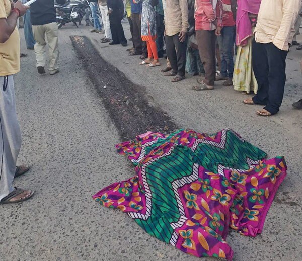Teacher Died In Ahmedabad Accident With Truck અમદાવાદઃ ડમ્પરની ટક્કરે શિક્ષિકાનું મોત, 20 ફૂટ સુધી ઘસડ્યા