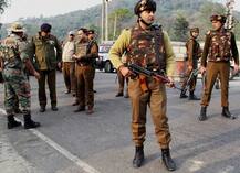 Jammu and Kashmir: पुलवामा में CRPF जवानों पर आतंकियों का हमला, एक जवान शहीद