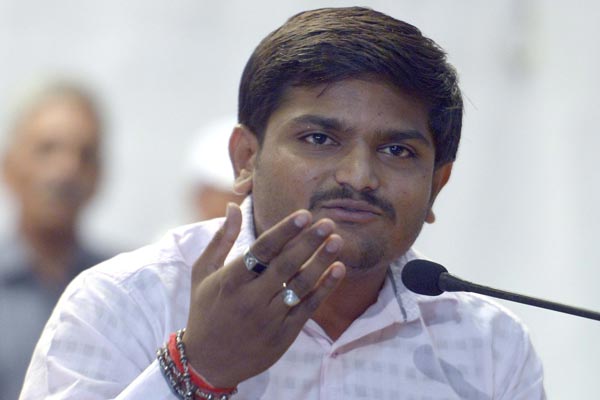 પાટીદાર અનામત મુદ્દે સરકાર-પાસ વચ્ચે મંત્રણા, જાણો સરકાર વતી કોણ કોણ હાજર ?