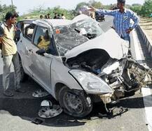 રાજકોટ પાસે કાર ટ્રક સાથે ટકરાઈ અને કારમાંથી ઉડી 500 ને 1000ની નોટો, જાણો રોડ પર વેરાયા કેટલા રૂપિયા? 