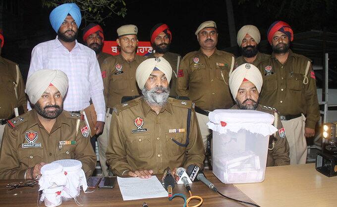 પોલીસ અનુસાર, અભિવન પીએમ મોદીના મેક ઇન ઇન્ડિયા અભિયાન સાથે પણ જોડાયા હતા. તેણે પ્રજ્ઞાચક્ષુ માટે એક વિશેષ લાકડી બનાવી હતી, પરંતુ કોઈને ખબર ન હતી કે સમાજસેવાની આડમાં આ વ્યક્તિ નકલી નોટનો ગોરખધંધો કરતો હશે. પોલીસ હવે એ જાણવામાં લાગી છે કે આરોપીએ અત્યાર સુધી કોને કોને નકલી નોટ આપી છે.