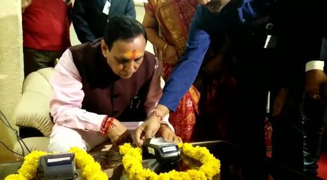 અમદાવાદઃ કેન્દ્ર સરકારના અભિગમ પ્રમાણે સૌપ્રથમ કેશલેસ ગુજરાત રાજ્ય બને તેવી ઈચ્છા સાથે અંબાજી મંદિરમાં ગુજરાતના મુખ્યપ્દાન વિજય રૂપાણીએ સ્વાઈપ મશીનની શરૂઆત કરાવી હતી અને પત્નીના ડેબિટ કાર્ડથી રૂપિયા 31 હજારનું દાન પણ સ્વાઈપ મશીનથી કરી કેશલેસ ડોનેશનની શરૂઆત કરાવી હતી. 