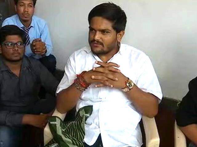 હાર્દિકે એમ પણ કહ્યું કે બોટાદના દિલીપભાઈ સાબવાએ સામેથી કહ્યું કે હું મિટિંગમાં નથી જવું અને બીજાને મોકલો કહીને સમાજ એકતાનું ઉદારહણ પૂરું પાડયું છે. દિલીપભાઈ સાબવા,રેશ્માબેન પટેલ,ગીતાબેન પટેલ તથા અન્ય અસંખ્ય નામી-અનામી આંદોલનકારીને સલામ છે, સમાજ પ્રેમ માટે પોતાની પ્રતિષ્ઠા બલિદાન આપવાની વૃત્તિને.