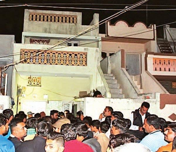 ગણેશનગર શેરી નં.5માં રહેતા જયદીપ રમેશભાઇ રાઠોડના ઘરમાં જયદીપ અને તેના માતા-પિતાની લોહીથી લથબથ હાલતમાં લાશ પડી હોવાની જાણ થતાં પોલીસ ઘટનાસ્થળે દોડી ગઈ હતી. પોલીસ પહોંચી ત્યારે જયદીપ રાઠોડની લાશ ખાટલા પર પડી હતી, જ્યારે તેના માતા મંજુબેન રાઠોડ (ઉ.વ.55) અને પિતા રમેશભાઇ મુળજીભાઇ રાઠોડ (ઉ.વ.58)ની લાશ નીચે લોહીથી લથબથ હાલતમાં પડી હતી.