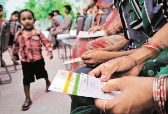 Aadhar Card Will Be Replacing Cashless Transaction Methods Very Soon કેશલેસની તૈયારીમાં સરકાર, ડેબિટ કાર્ડની જેમ આધાર કાર્ડથી થશે પેમેંટ